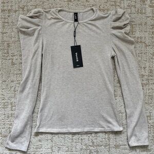 Venti6 Puff sleeve top L NWT
Oatmeal colored
Runs small